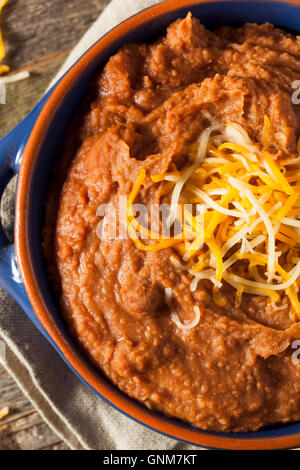 Selbstgemachte Refried Bohnen mit Chiips und Kalk Stockfoto