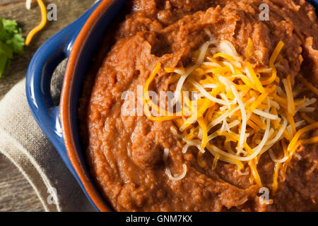 Selbstgemachte Refried Bohnen mit Chiips und Kalk Stockfoto