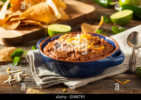 Selbstgemachte Refried Bohnen mit Chiips und Kalk Stockfoto