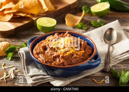 Selbstgemachte Refried Bohnen mit Chiips und Kalk Stockfoto