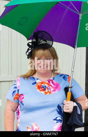 Frau im bunten Kleid zur Hochzeit, Preston Bissett, Buckinghamshire, England, Vereinigtes Königreich Stockfoto