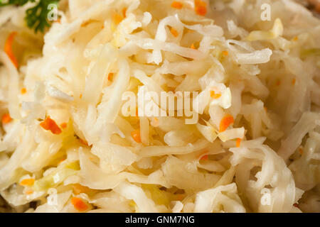 Rohe Bio eingelegte Sauerkraut mit Karotten zu Essen bereit Stockfoto