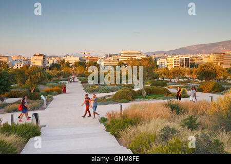 Menschen in den Park von Stavros Niarchos Foundation Cultural Center, Athen. Stockfoto