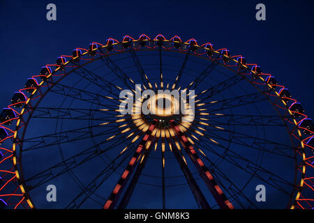 großes Riesenrad auf Bier-Festival in Deutschland Stockfoto