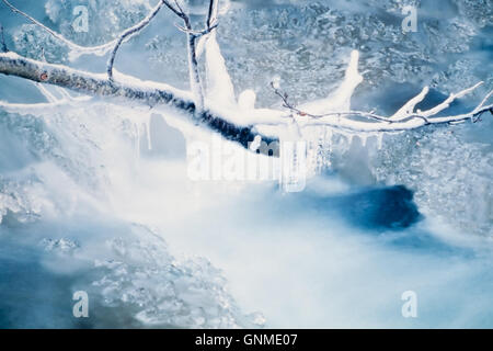 Kleiner Bach bilden Eiszapfen Einfrieren Stockfoto