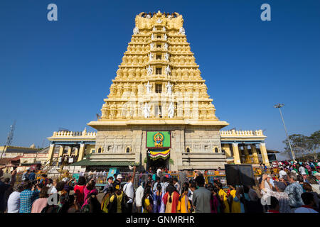 Menschen, die Vorbereitung einer Prozession vor dem berühmten Sri Chamundeswari Tempel auf der Spitze Chamundi Hill, Mysore, Karnataka Stockfoto