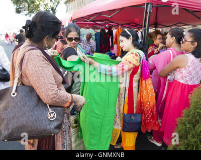 Frauen shopping für Kleider in Bangladesch Straßenfest im Kensington Abschnitt von Brooklyn in New York, 2016. Stockfoto