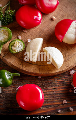 Runde leckeren Käse mit rotem Wachs bedeckt Stockfoto