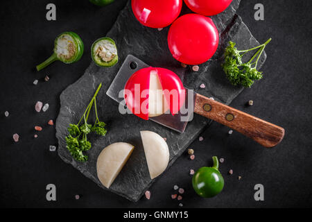 Runde leckeren Käse mit rotem Wachs bedeckt Stockfoto