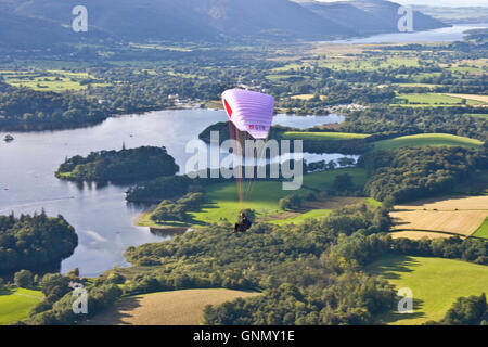 Gleitschirm über Derwent Water in der Nähe von Keswick in Cumbria, UK Stockfoto
