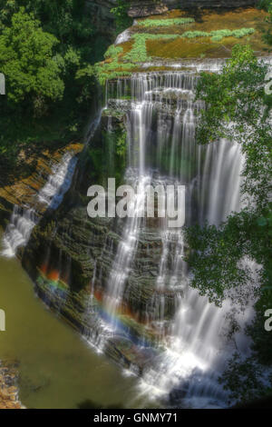 Burgess Falls - seidige Wasser fließt im Sommer, Burgess Falls State Park, Sparta, Tennessee. Stockfoto