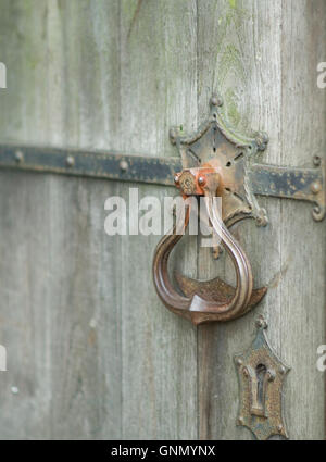 Holztür mit Metall Griff und Schloss Detail. Teil des alten St. Michael und alle Engel Kirche in Stourport. Stockfoto