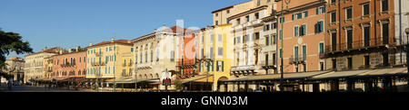 Häuser und Restaurants an der Piazza Bra, früh morgens, Verona Italien Stockfoto