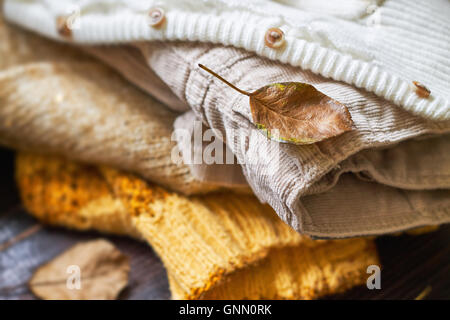 Stapel von Herbst Kleidung für Frauen auf hölzernen Hintergrund Stockfoto