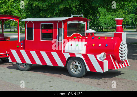 Fröhlich bemalte Kindereisenbahn für Spaziergänge im Vergnügungspark Stockfoto