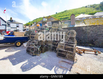 Käfige für den Fischfang für Krabben abgebildet auf Port Isaac, Cornwall, UK eingesetzt Stockfoto