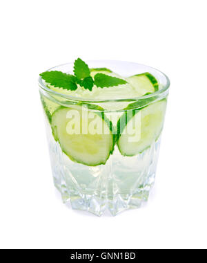 Limonade mit frischen Gurken und Minze in einem Glas isoliert auf weißem Hintergrund Stockfoto