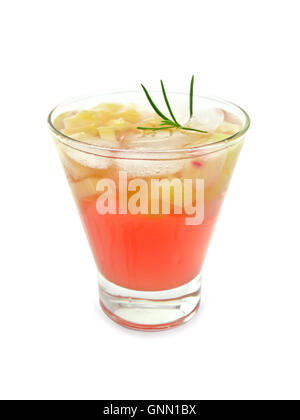 Limonade mit Rhabarber und Rosmarin in einem Glas isoliert auf weißem Hintergrund Stockfoto