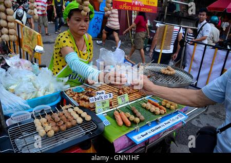 Weibliche Straßenhändler verkauft traditionelle Wurstwaren im Markt Basar Chiang Mai Thailand Stockfoto