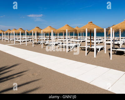 Stroh Regenschirme & Hängematte, Strand, Fuengirola. Provinz Malaga Costa del Sol Andalusien Süd, Spanien Europa Stockfoto