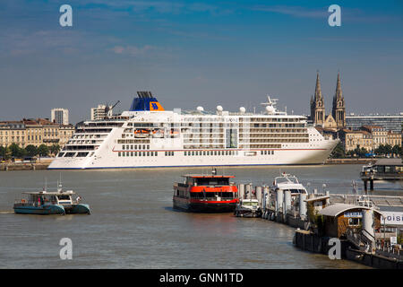 Kreuzfahrtschiffe im Hafen Garonne Fluß. Bordeaux, Gironde. Aquitaine Frankreich Europa Stockfoto