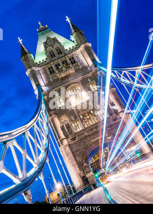 Tower Bridge in London mit helle Streifen von vorbeifahrenden Busse.  Mit Dutch Angle View erfasst Stockfoto