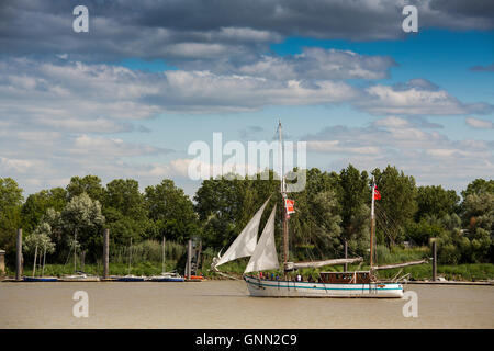Freizeit-Segelboot, Fluss Garonne. Bordeaux, Gironde. Aquitaine Frankreich Europa Stockfoto