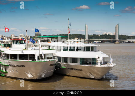 Kreuzfahrtschiffe im Hafen Garonne Fluß. Bordeaux, Gironde. Aquitaine Frankreich Europa Stockfoto
