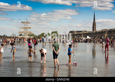 Miroir d ' eau, Wasser-Spiegel und Place De La Bourse. Bordeaux, Gironde. Aquitaine Frankreich Europa Stockfoto