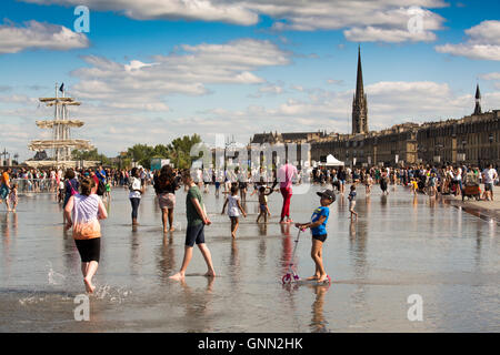 Miroir d ' eau, Wasser-Spiegel und Place De La Bourse. Bordeaux, Gironde. Aquitaine Frankreich Europa Stockfoto