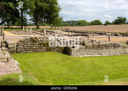 Cumbria, England, UK.   Eingang West Gate Birdoswald fort, Getreidespeicher im Hintergrund.  Der Hadrianswall Fußweg. Stockfoto