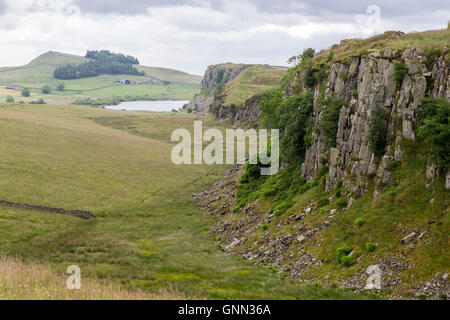 Northumberland, England, Vereinigtes Königreich.  Schälen Sie Klippen aus Stahl Rigg, Hadrianswall Fußweg. Stockfoto