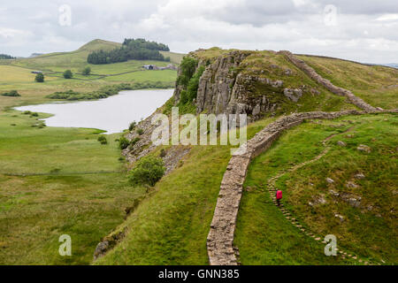 Northumberland, England, Vereinigtes Königreich.  Blick auf Peel Klippen, Felsen Lough Hadrianswall (Pennine Way) Wanderweg. Stockfoto