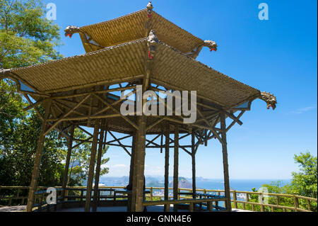 Blick durch die traditionelle chinesische Pagode mit Bambus-inspirierten Architektur der Vista Chinesa szenische übersehen in Rio De Janeiro Stockfoto