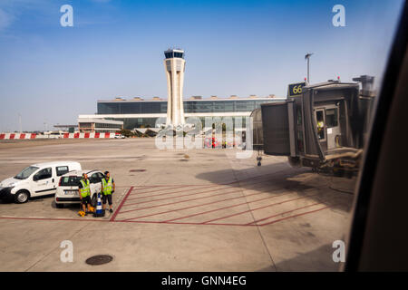 Steuern Sie, Turm und Landung Track, Flughafen Malaga. Costa Del Sol, Andalusien Süd. Spanien-Europa Stockfoto