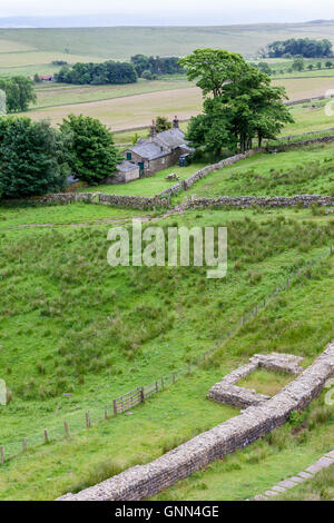 UK, England.  Lücke Wehrturms (Revolver 45), der Hadrianswall (Pennine Way) Wanderweg. Stockfoto