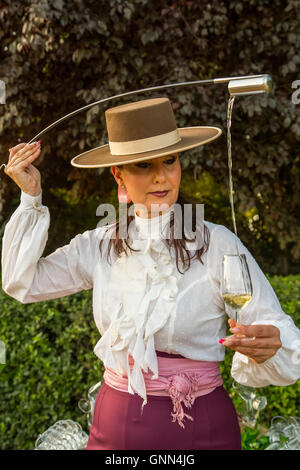 Frau Gießen Sherry Wein aus dem Fass mit Venencia. Malaga. Costa Del Sol, Andalusien Süd. Spanien-Europa Stockfoto