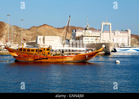 in Oman altes Boot auf dem Bürgersteig nahe dem Meer Stockfoto