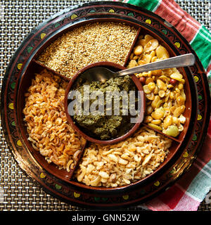 Mandalay Lahpet, ein traditioneller Salat mit fermentierten Teeblätter serviert in Myanmar (Burma). Stockfoto