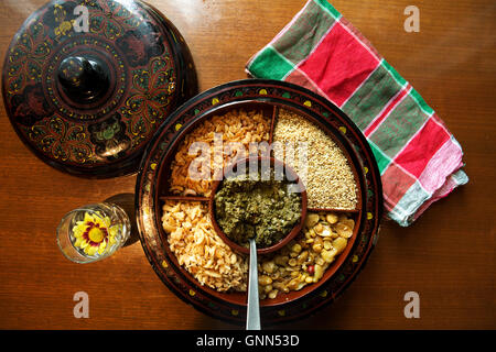 Mandalay Lahpet, ein traditioneller Salat mit fermentierten Teeblätter serviert in Myanmar (Burma). Stockfoto