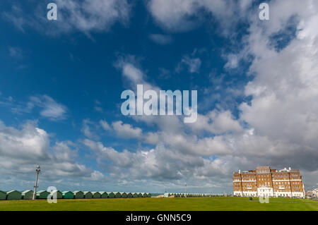 Hove Rasenflächen und Courteney Tor Wohnungen an Hove Strandpromenade Stockfoto