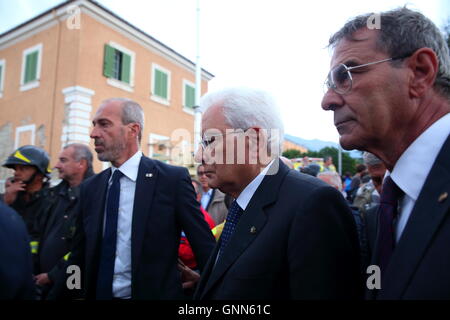 Amatrice, Italien. 30. August 2016. Staatlichen Beerdigungen in Amatrice für Opfer des Erdbebens, die Mittelitalien am 24. August 2016 getroffen. Das Begräbnis, zelebriert von Bischof von Rieti, Mons. Domenico Pompili, fanden statt, mit dem Präsidenten der Republik Sergio Mattarella und Premierminister Matteo Renzi bei Dell ' Istituto Don Minozzi Bereich Amatrice. © Matteo Nardone/Pacific Press/Alamy Live-Nachrichten Stockfoto