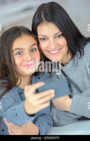 Mutter und Tochter, die ein Foto von sich selbst Stockfoto