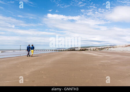 Menschen zu Fuß auf Ynyslas Strand, in der Nähe von Aberystwyth in Ceredigion, Wales UK Stockfoto