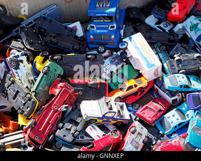 Box mit bunten alten Druckguss Metall "Matchbox" Modellautos und LKWs auf einem Marktstand. Stockfoto