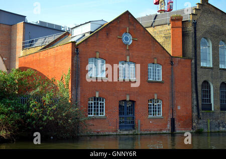 industrielle Backsteinbau am Fluss in London bei Sonnenschein Stockfoto