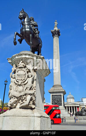 London, England, Vereinigtes Königreich. Trafalgar Square. Nelson Säule, National Gallery und Statue von Charles ich Stockfoto