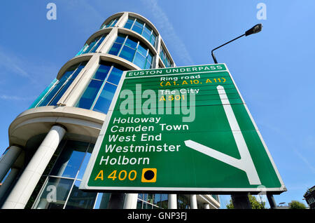 London, England, Vereinigtes Königreich. Straßenschild auf Euston Road: Euston Unterführung Stockfoto