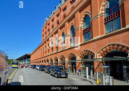 London, England, Vereinigtes Königreich. Taxistand vor St Pancras Station Stockfoto
