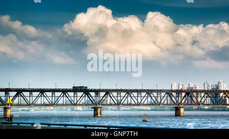 Chien Tang River Bridge unter Wolken und blauer Himmel, eine Fachwerkbrücke aus Stahl mit Straßen- und Schienennetz Stockfoto